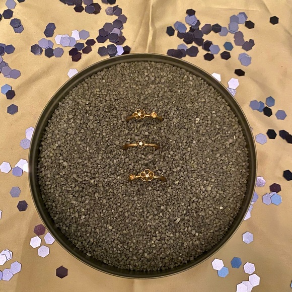 Gold Rings with Flowers - Picture 4 of 7